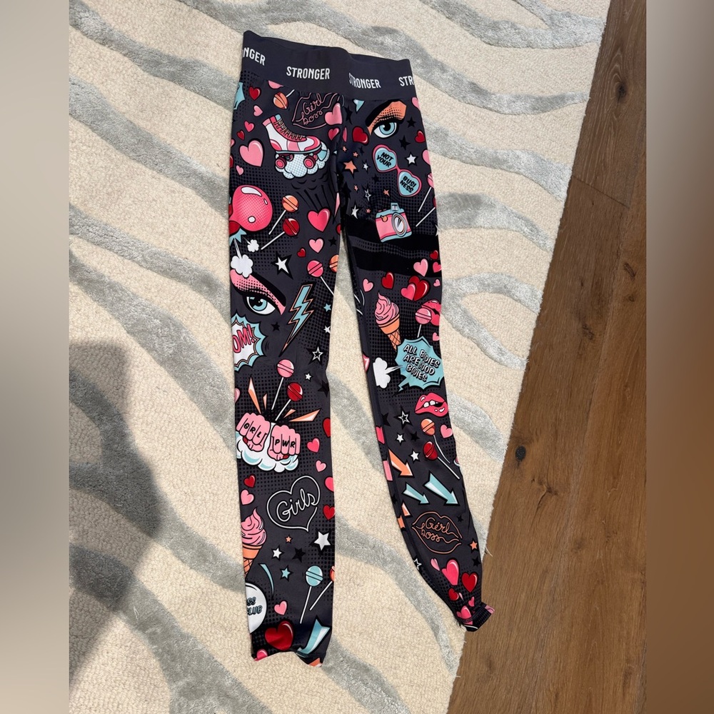 Stronger Label leggings in fun pop/comic print. Graphite gray background.